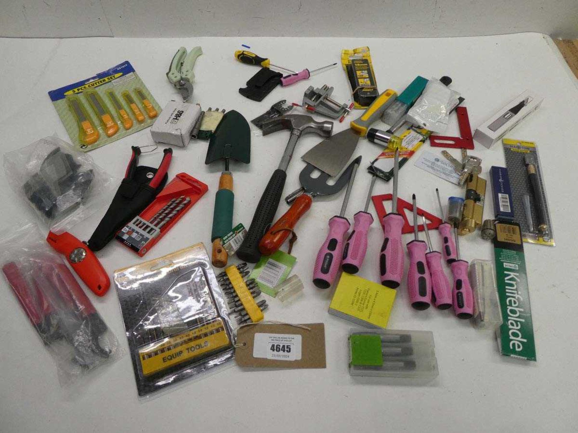 +VAT Screwdrivers, pliers, saw blades, utility knives, glass cutter, hammer, mini vice, lock etc