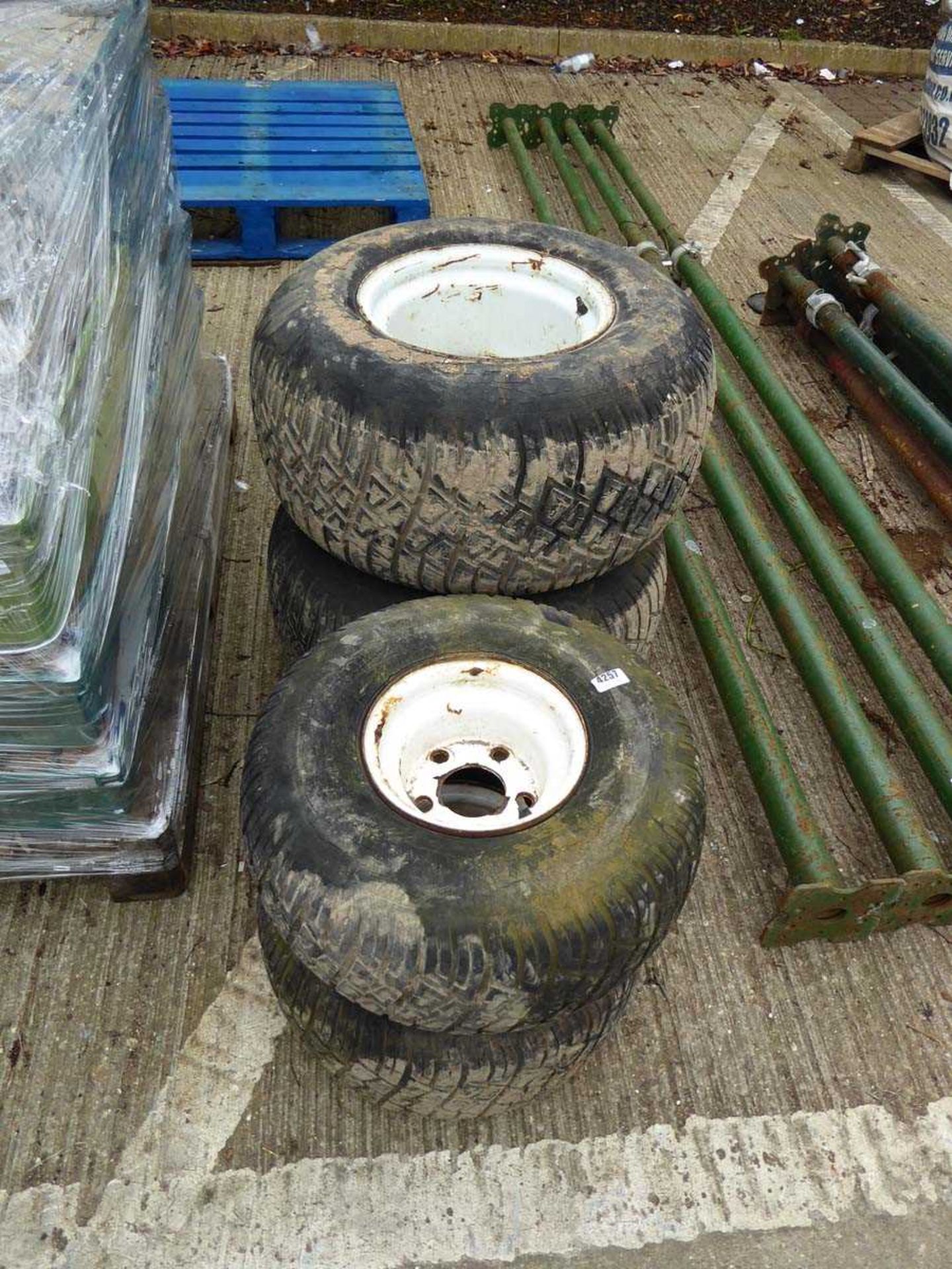 4 assorted balloon tyres and rims