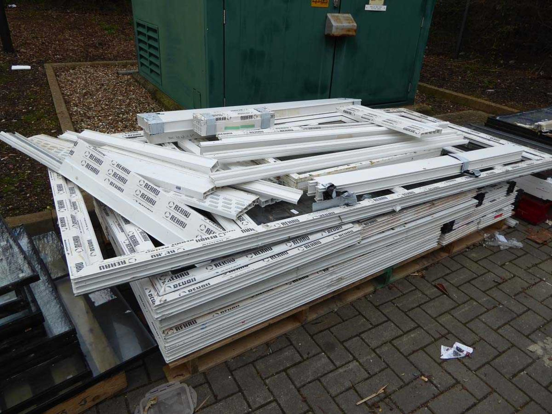 Four pallets containing various windows, glazed and unglazed, including roof window - Bild 3 aus 6