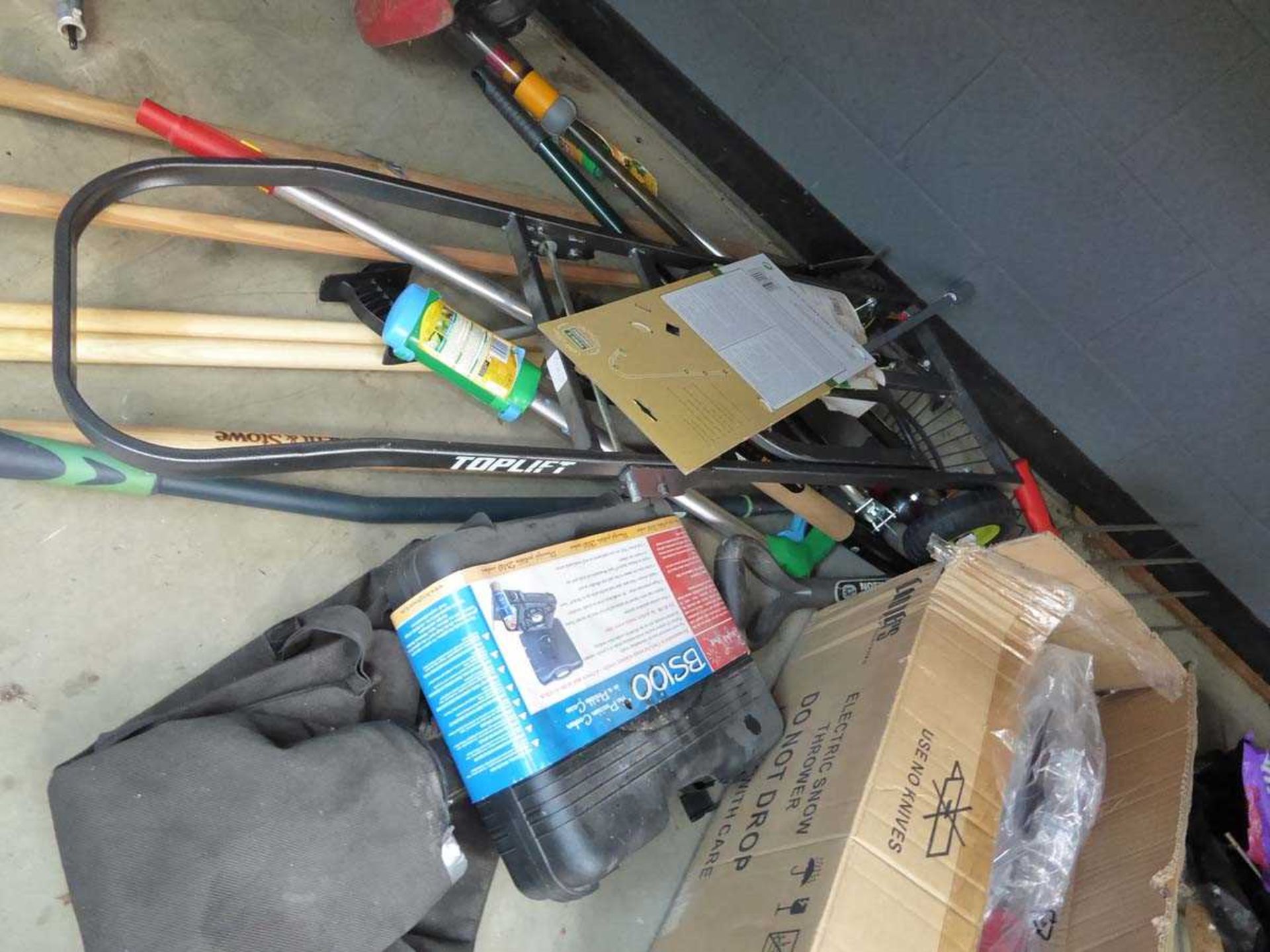 Qty of garden tools to include snow blower, rakes, shovels and a BS100 primuss - Bild 2 aus 3