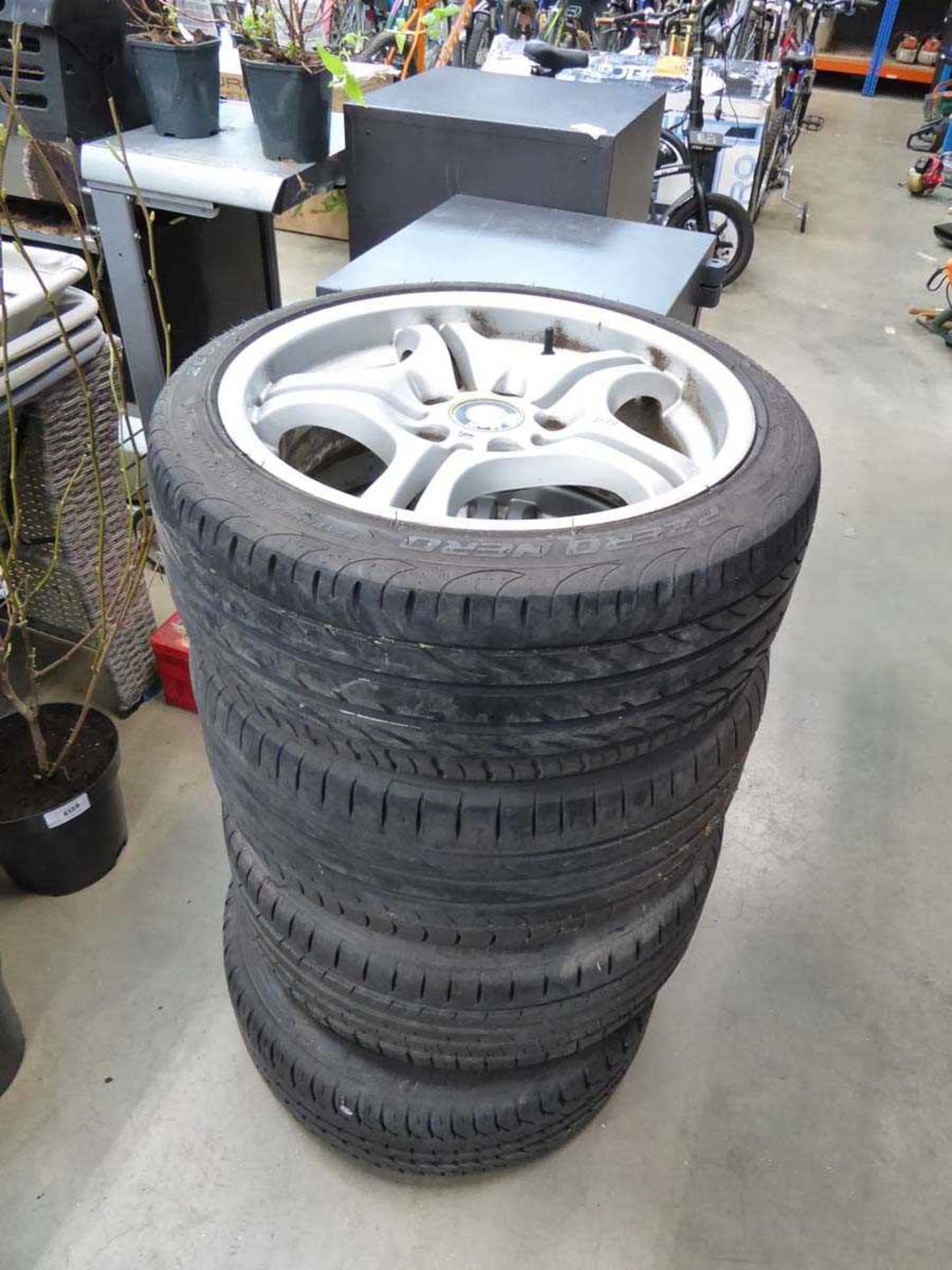 Set of BMW alloys and tyres