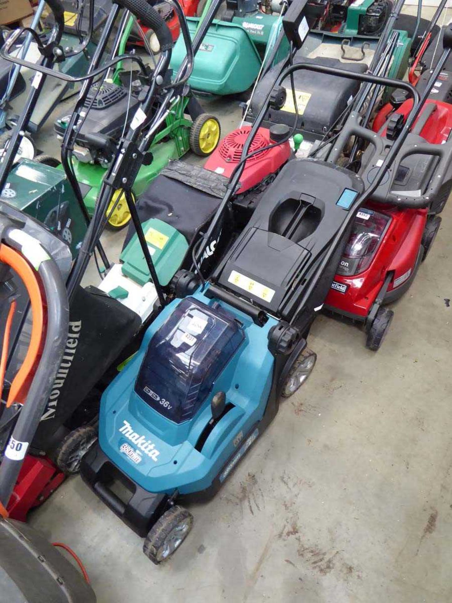 Makita battery powered lawn mower with grass box, no battery