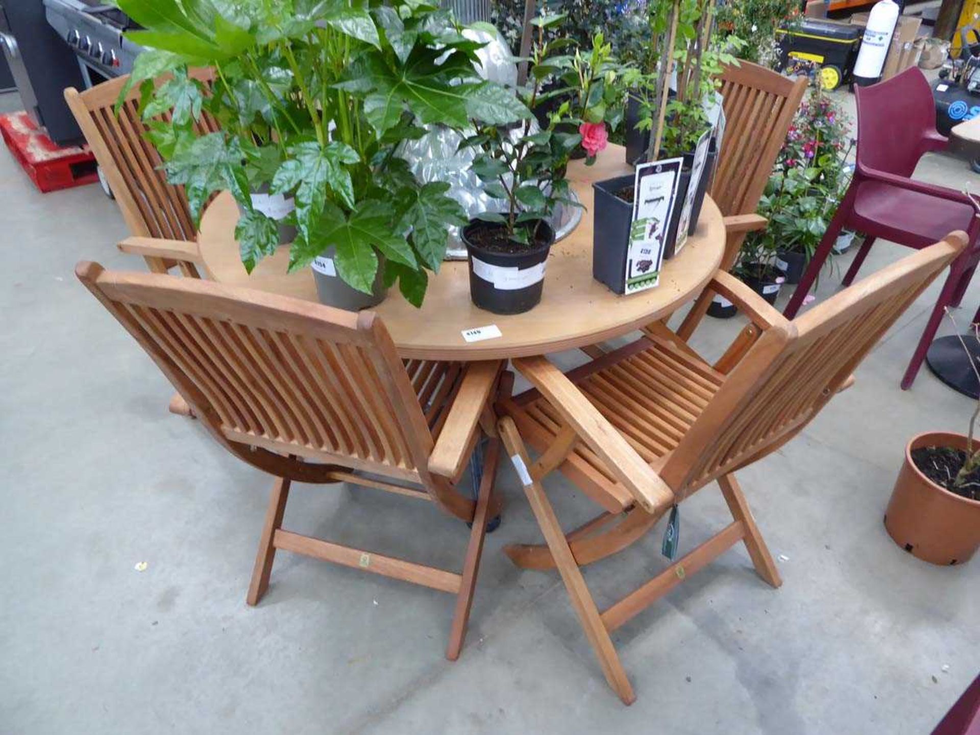 Round wooden garden table, and 4 wooden fold up garden chairs - Bild 2 aus 2