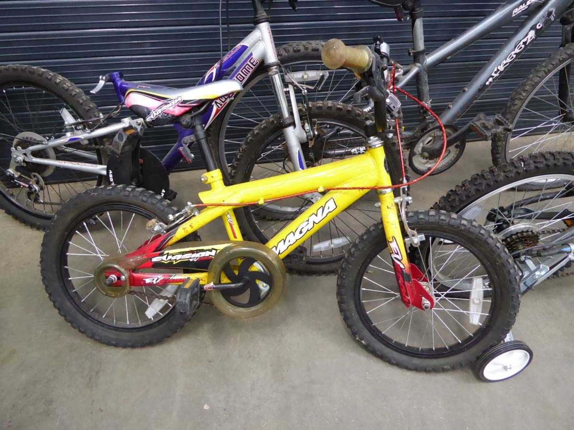 Four assorted bikes, to include child's yellow bike, blue BMX, Raleigh grey mountain bike, child's - Image 2 of 5