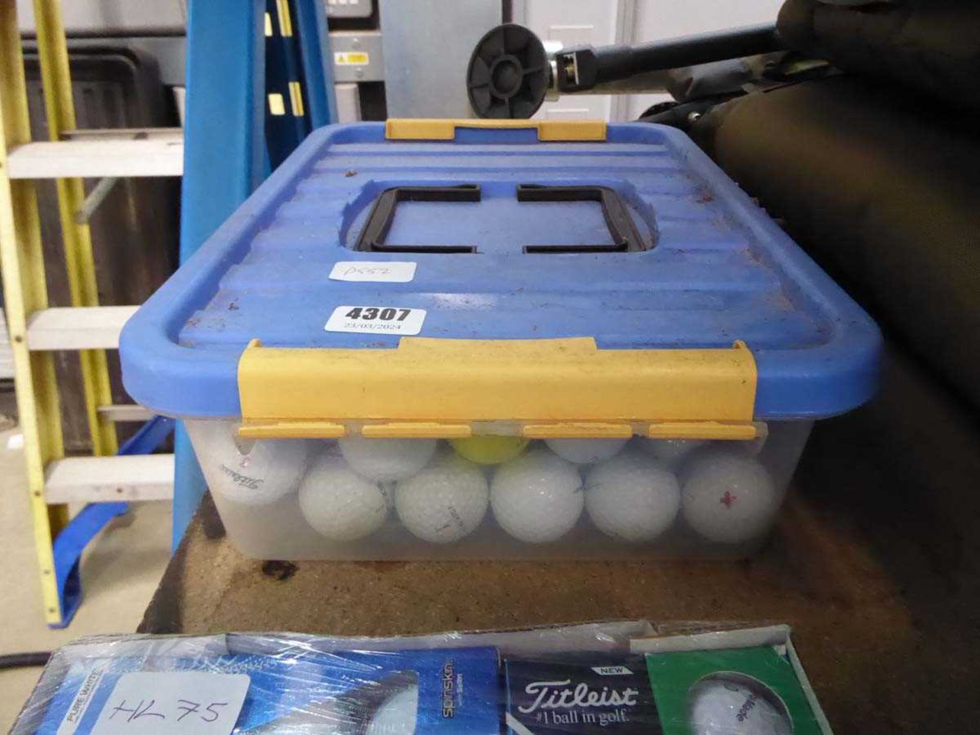 Plastic crate of assorted golf balls - Bild 2 aus 2