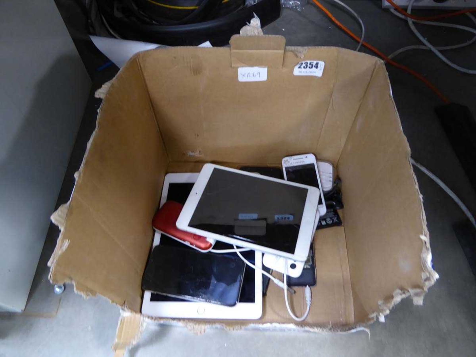 Box of tablets and phones - for spares and repairs (screens cracked)