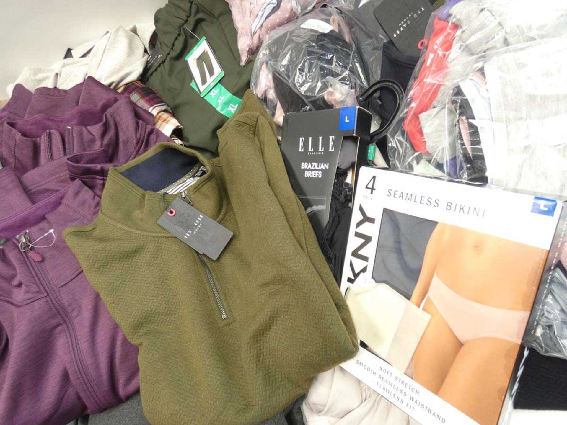 +VAT Approx. 30 items of men's and women's clothing, to include fleeces, jumpers, trousers, pants - Image 5 of 5