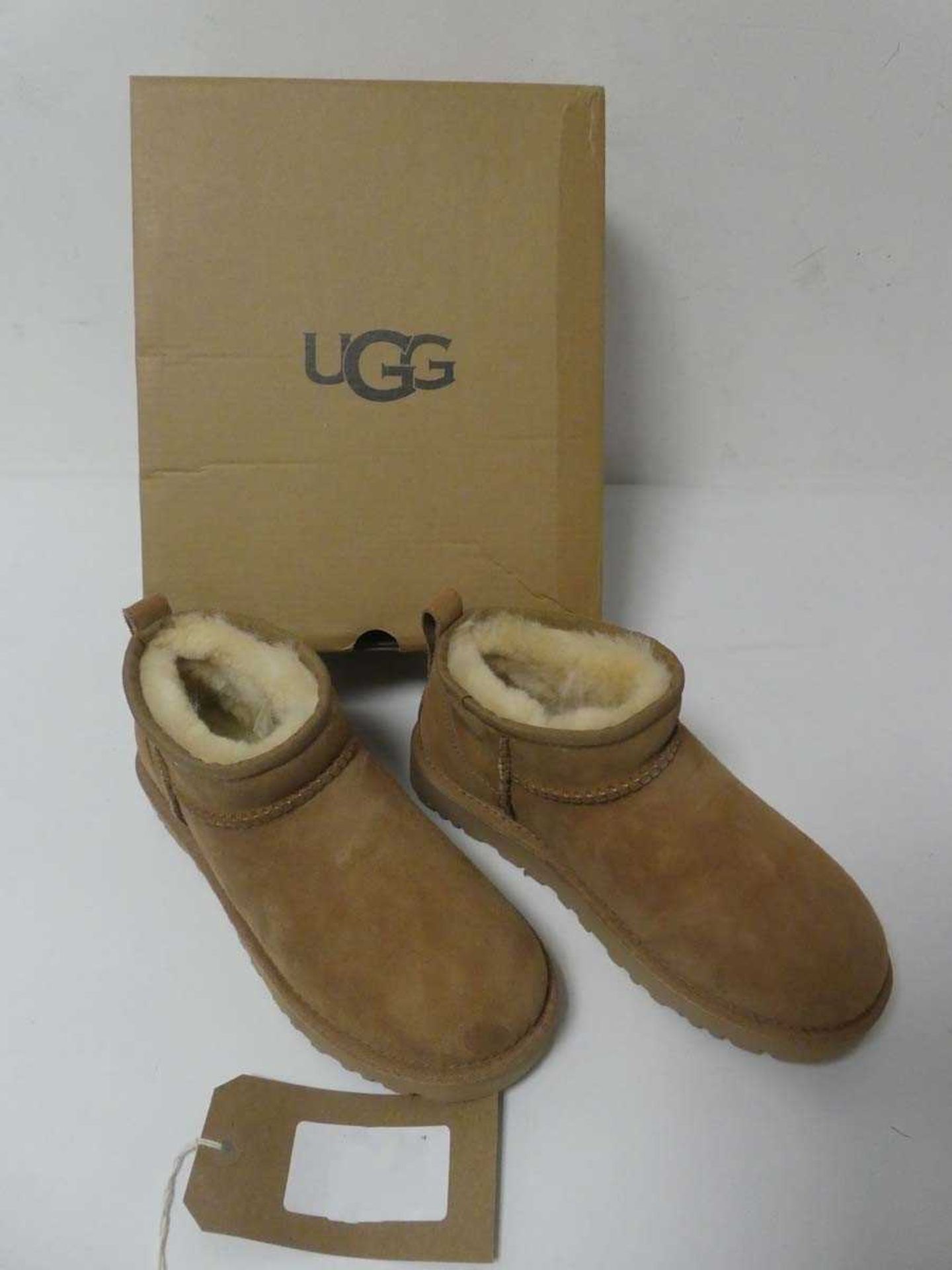 +VAT 1 x Ugg boots, UK 2