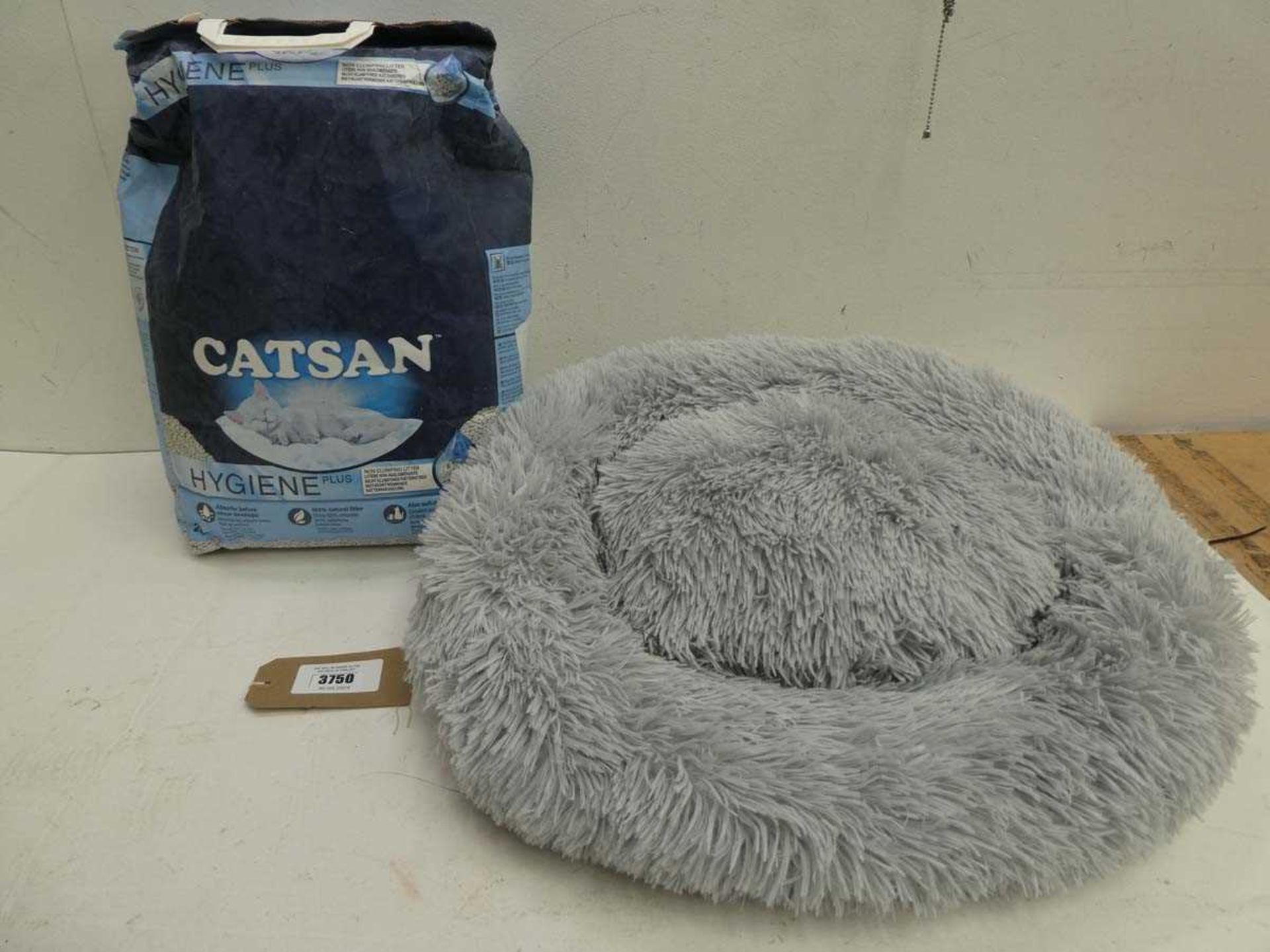 +VAT 20L bag of Catsan and small pet bed