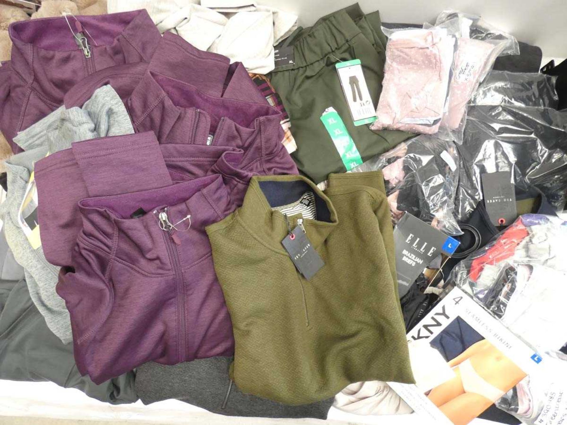 +VAT Approx. 30 items of men's and women's clothing, to include fleeces, jumpers, trousers, pants