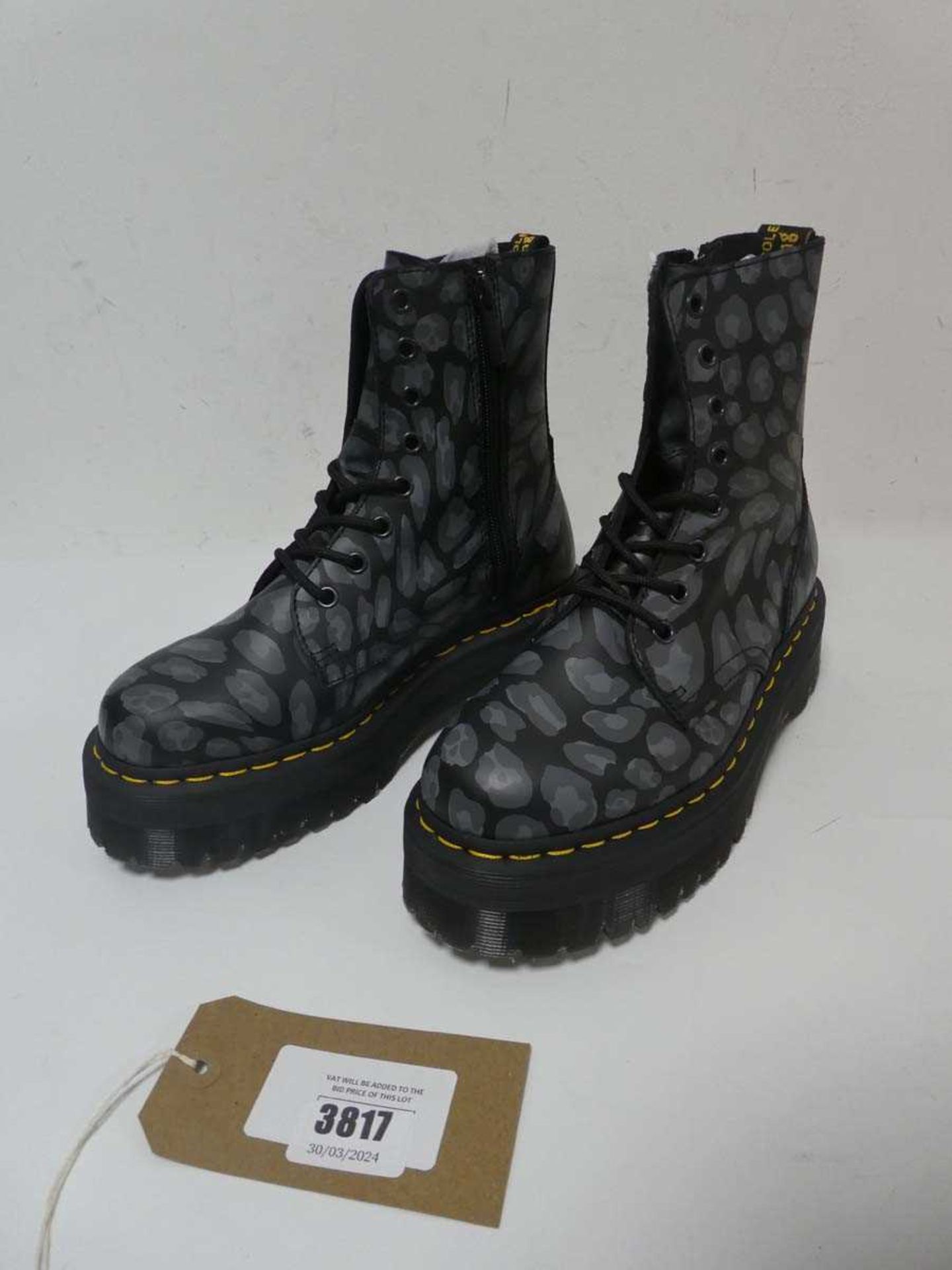 +VAT 1 x Dr. Martens patterned boots, UK 6