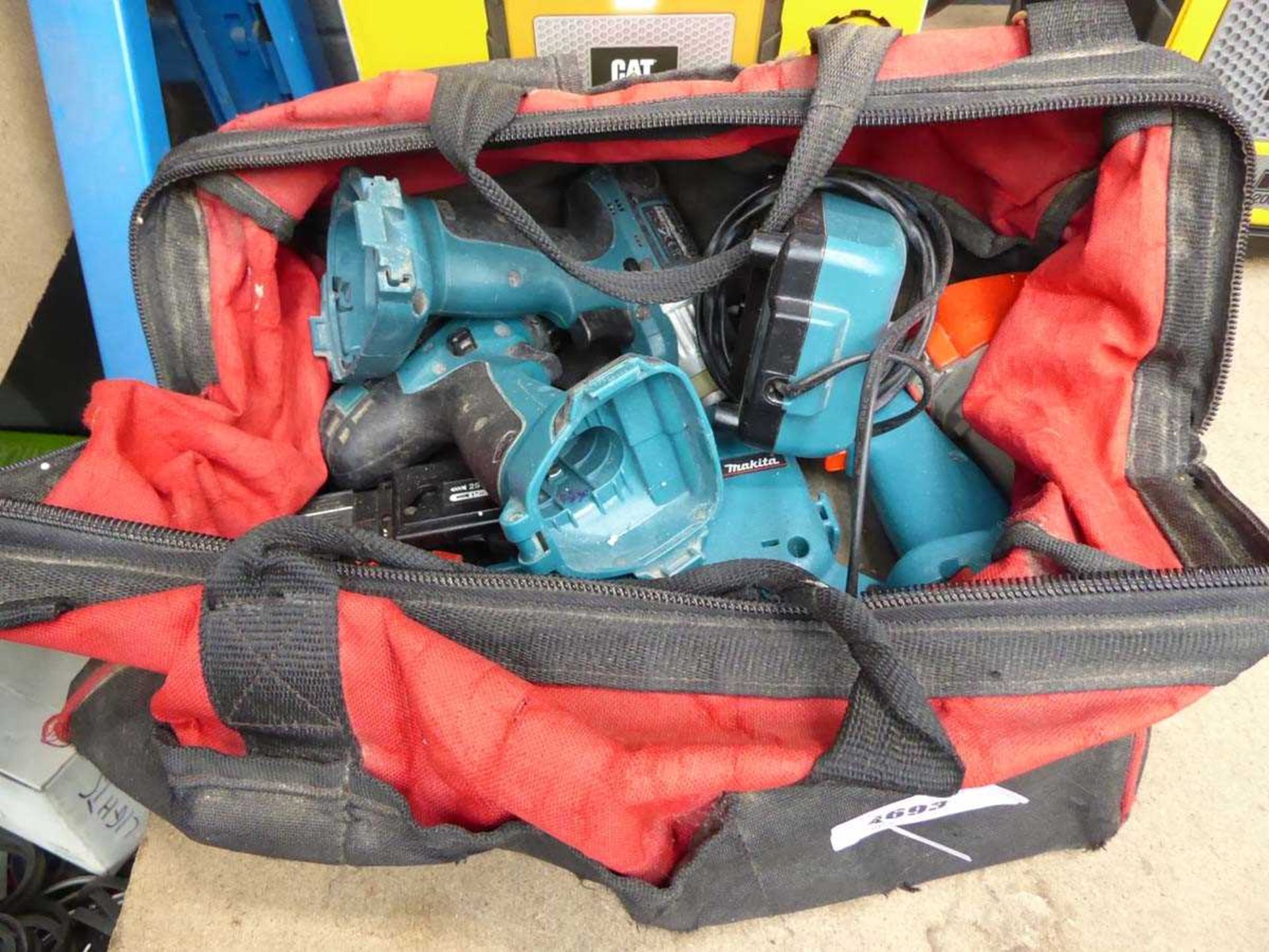 +VAT Makita tool kit consisting of drill, screw gun, 2 batteries, impact drive and charger