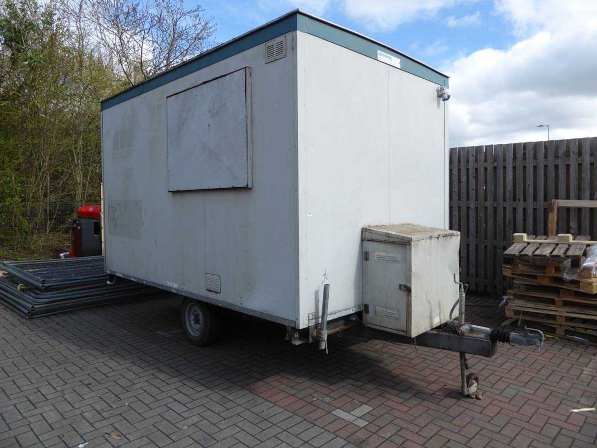 Large single axle wheeled welfare unit