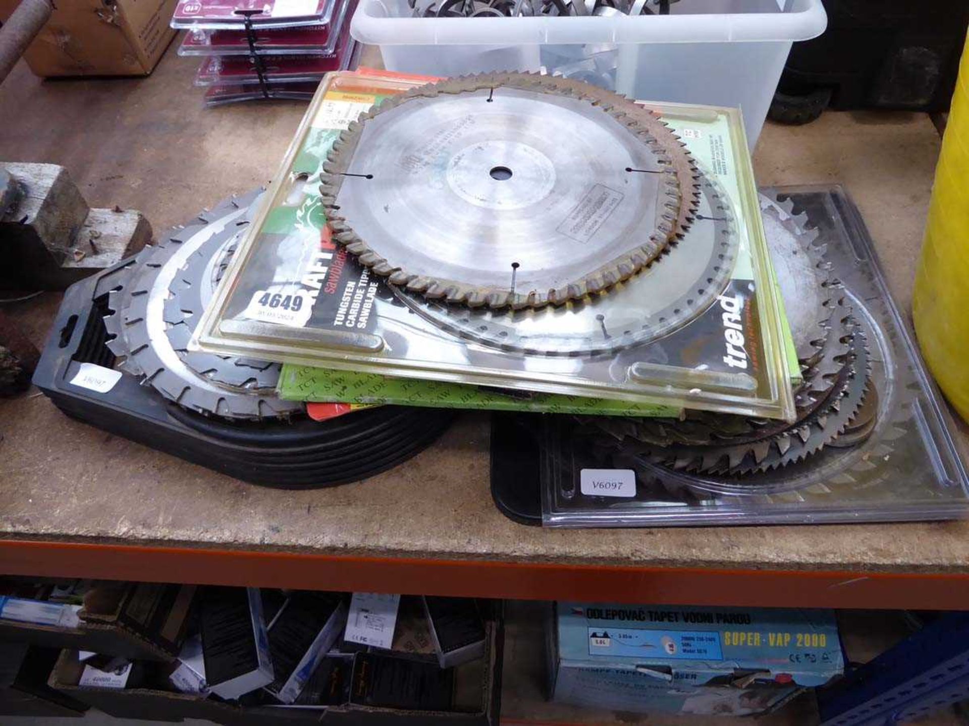 Large quantity of assorted saw blades