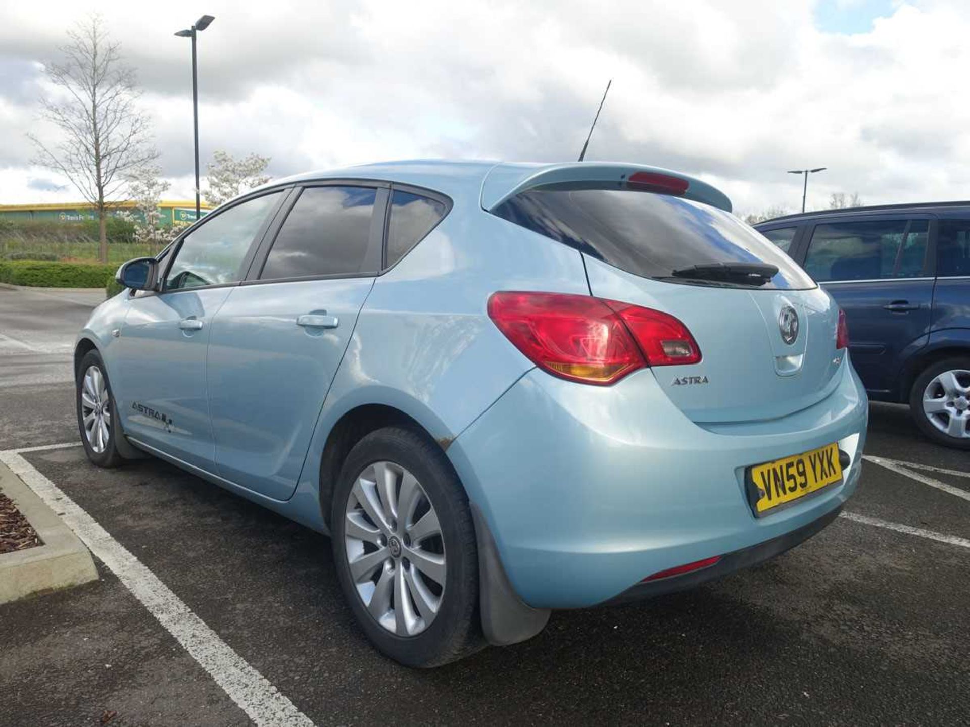 (VN59 YXK) Vauxhall Astra Exclusiv CDTI 108 in blue, first registered 17/12/2009, 6 speed, 5 door - Image 4 of 11