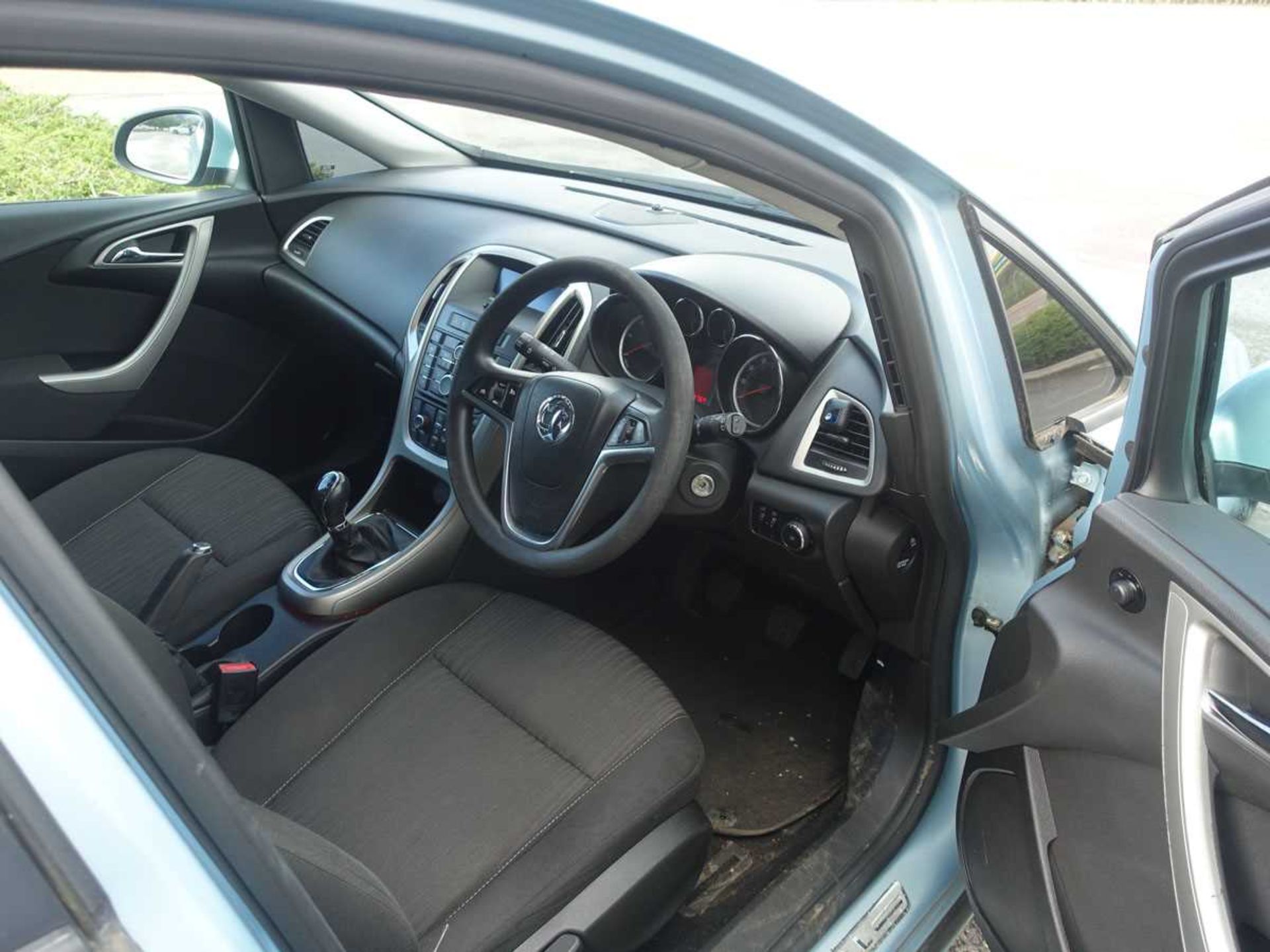 (VN59 YXK) Vauxhall Astra Exclusiv CDTI 108 in blue, first registered 17/12/2009, 6 speed, 5 door - Image 8 of 11