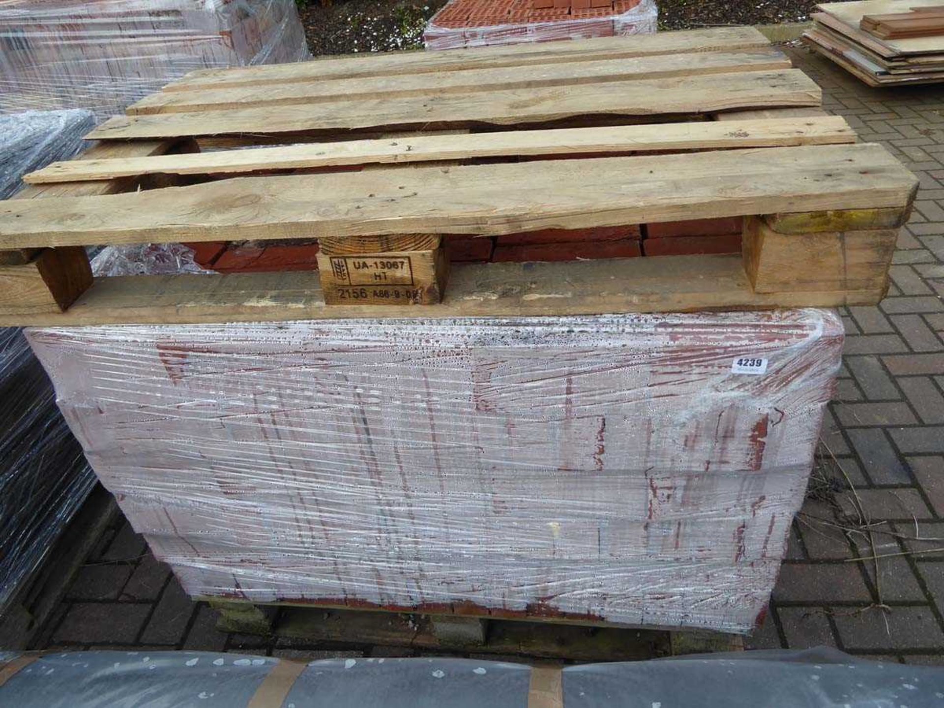 Pallet of red bricks - Image 2 of 2