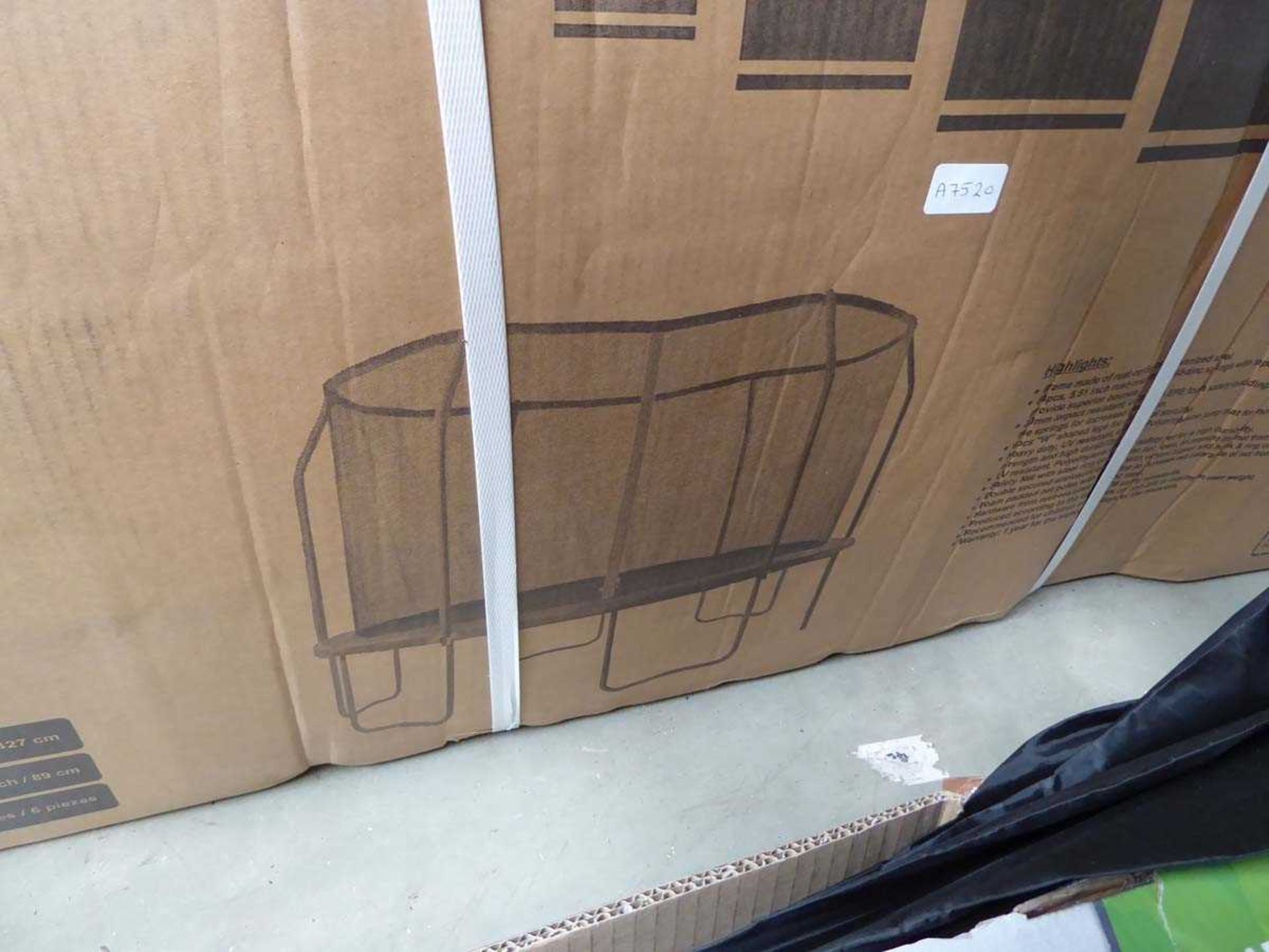 Two boxes containing trampoline parts - Bild 2 aus 2