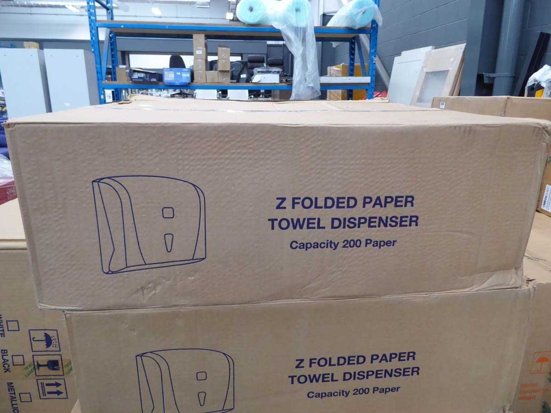 Approx. twelve boxes of 14 folded paper towel dispensers - Bild 3 aus 3