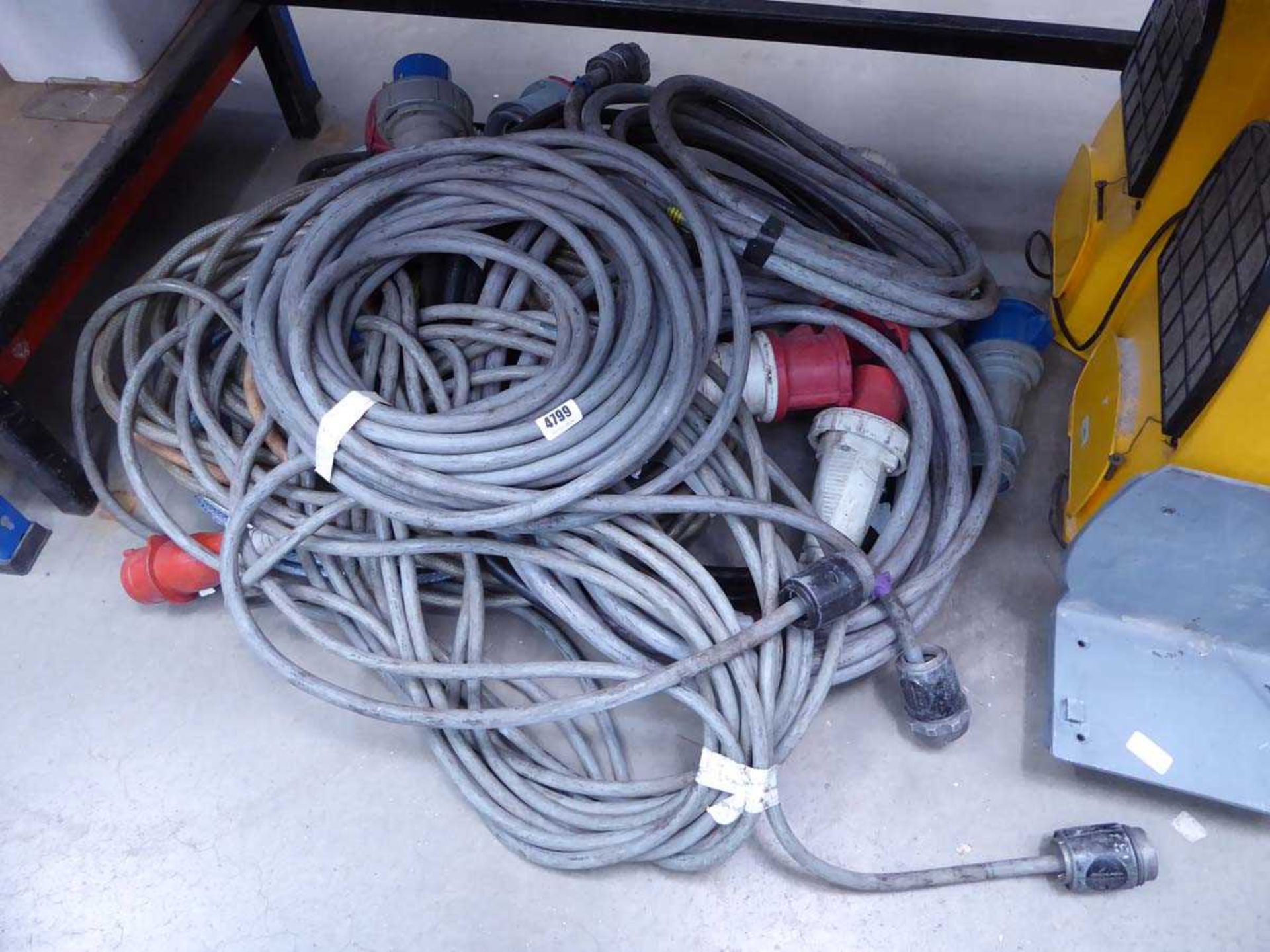 Quantity of electrical extension leads