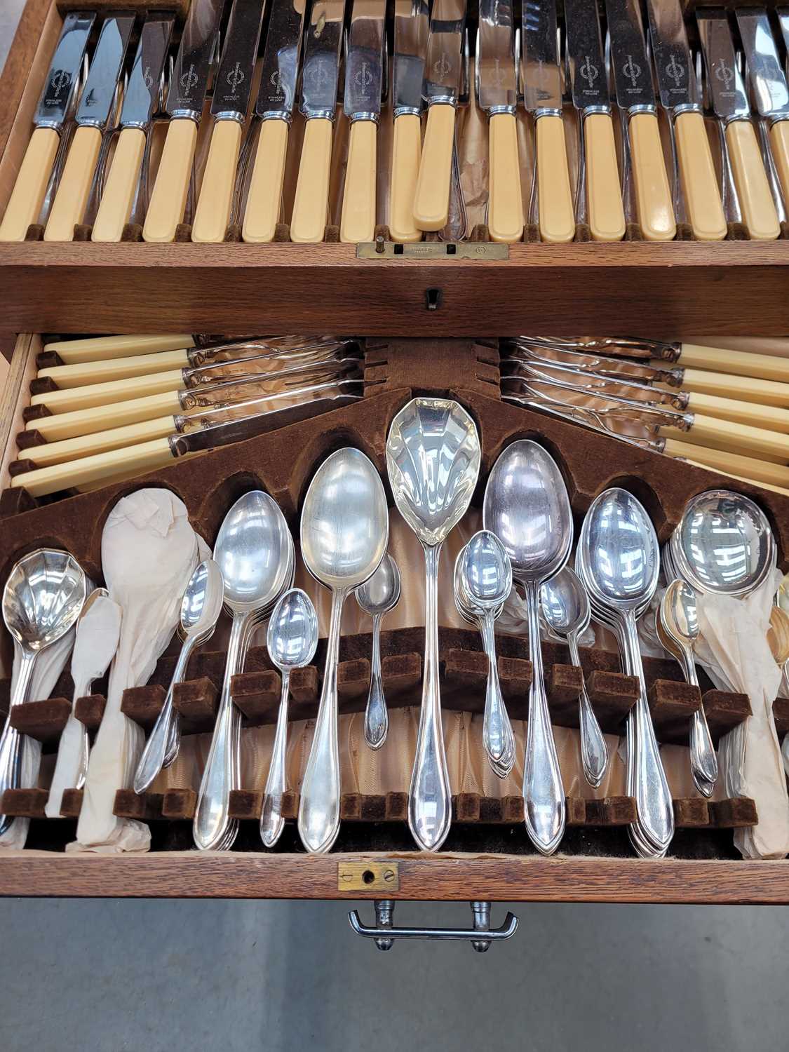 Oak cutlery canteen on stand Overall in good condition - Image 3 of 4