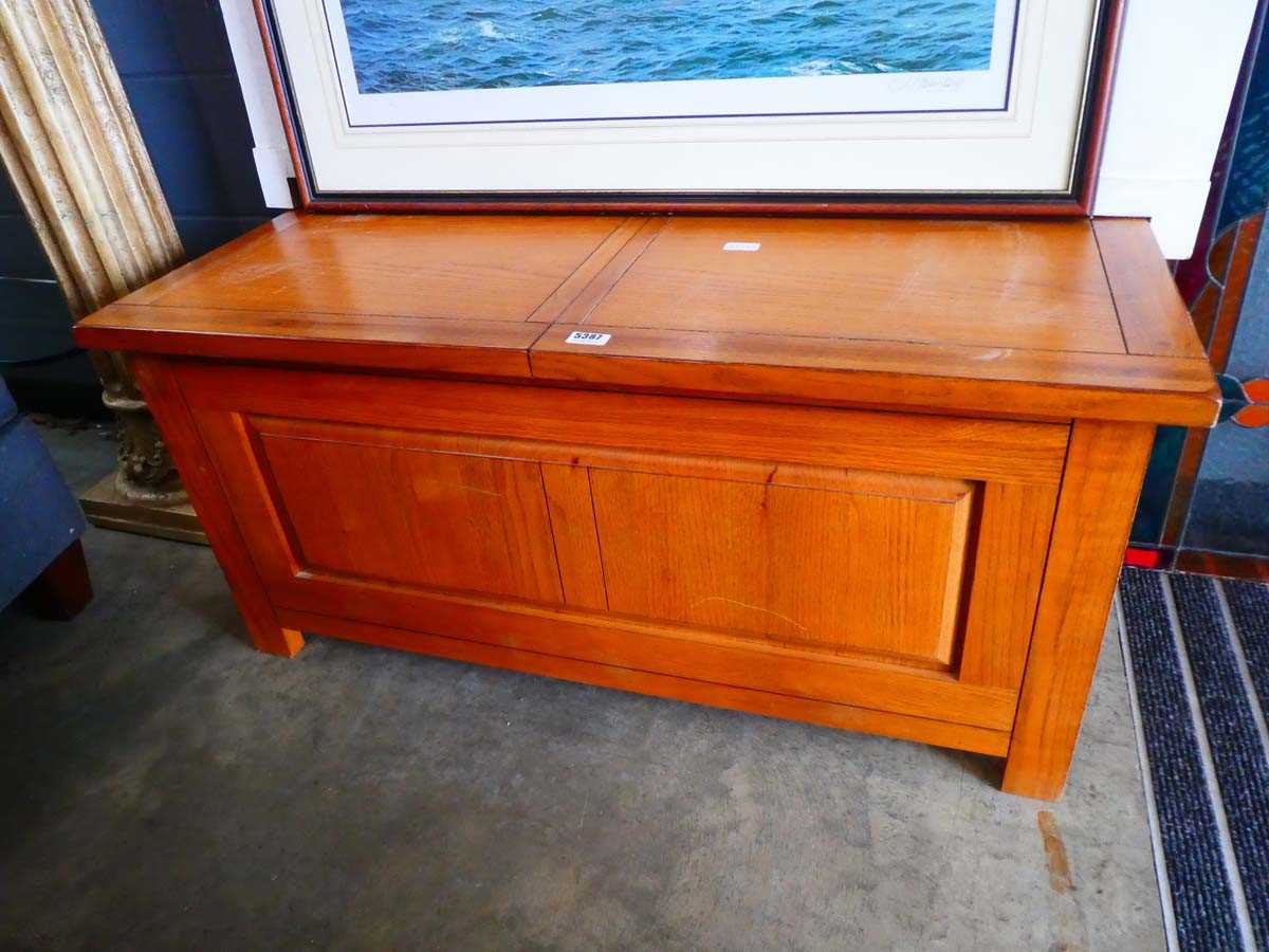 Oak coffee table with pull out surface