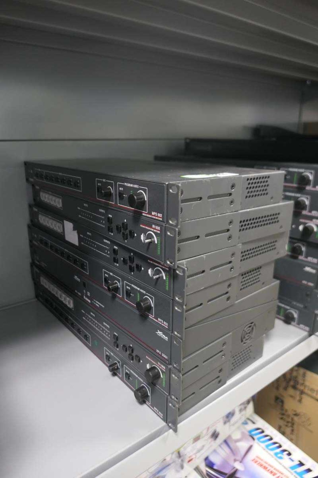 Approx. 7 Extron presentation switches