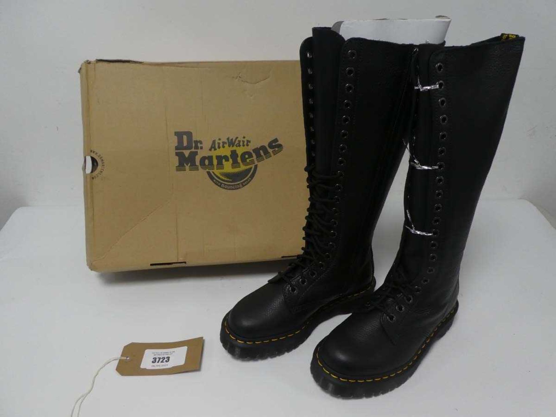 +VAT 1 x Dr. Martens 1B60 Bex boots, UK 6