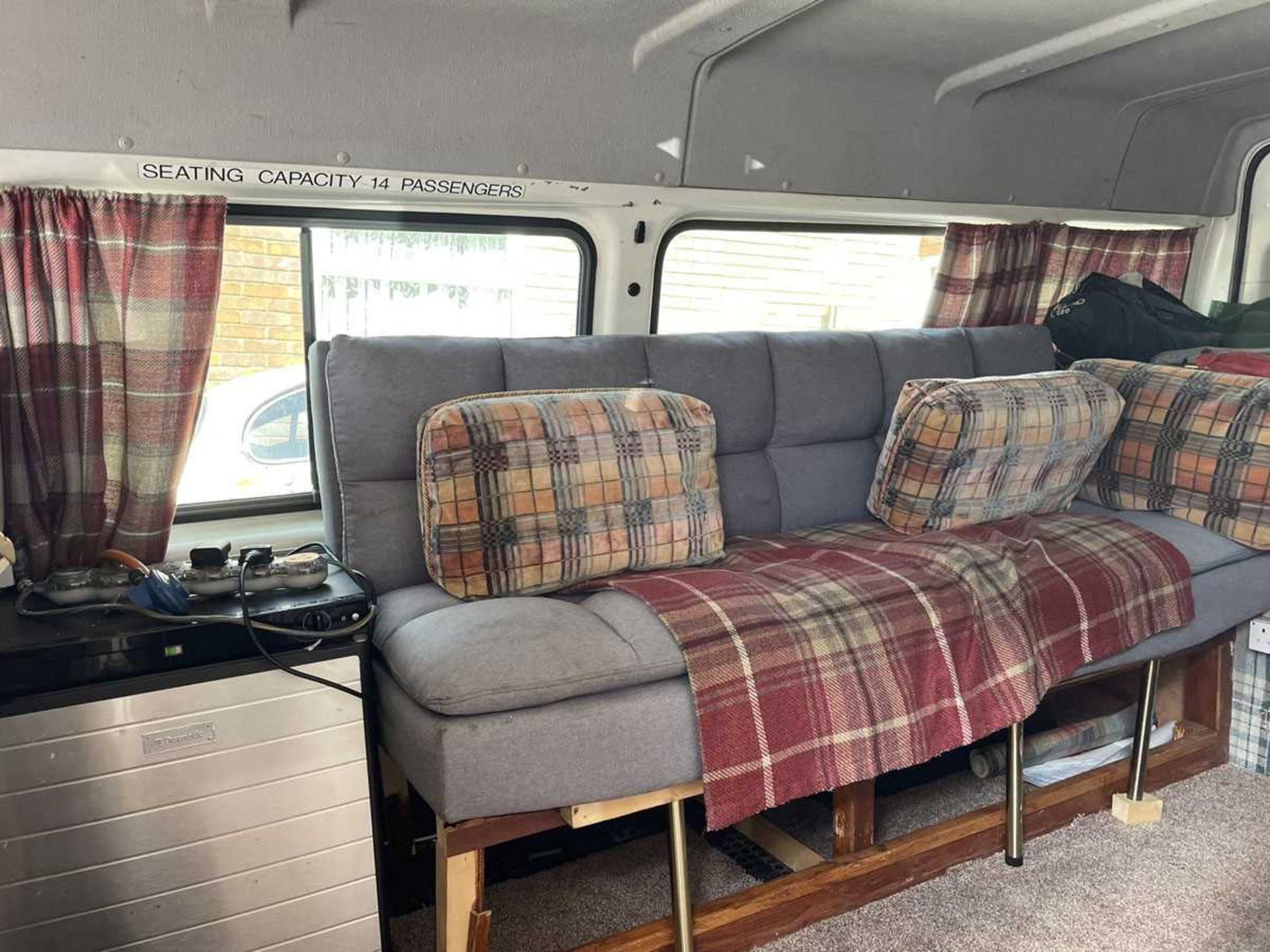 (E991 DJH) 1987 Ford Transit Mk. III day / race / camper van - converted from 150 minibus, 2500cc - Bild 4 aus 7