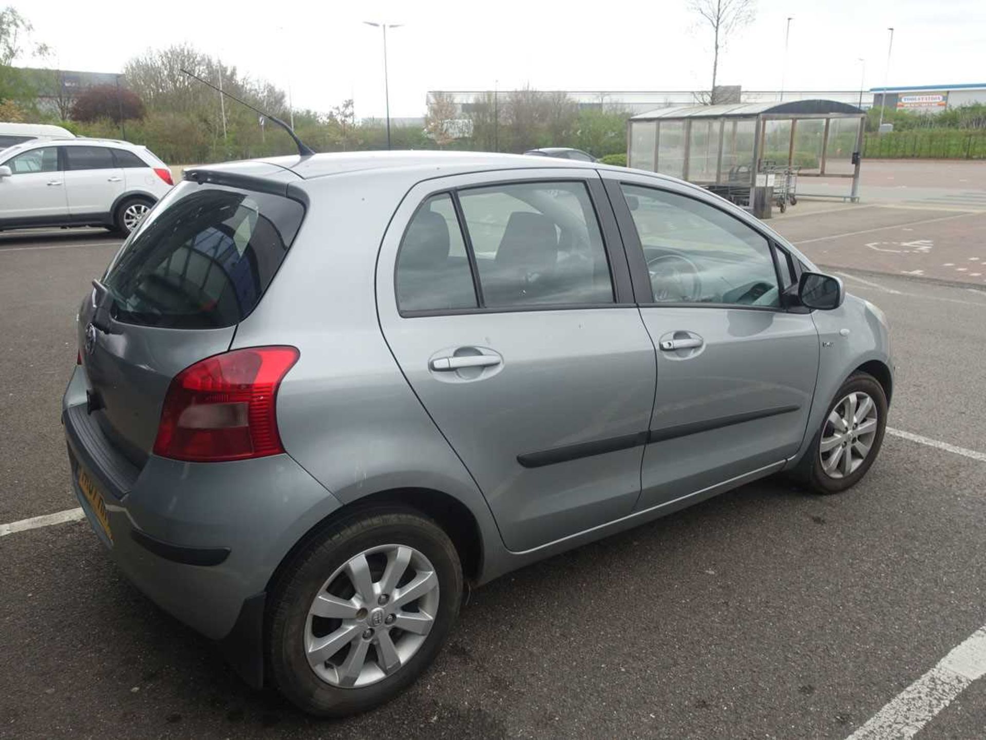 (TK07 HKV) Toyota Yaris Zinc D-4D 5-door hatchback in silver, 1364cc petrol, 5-speed manual, first - Bild 4 aus 10