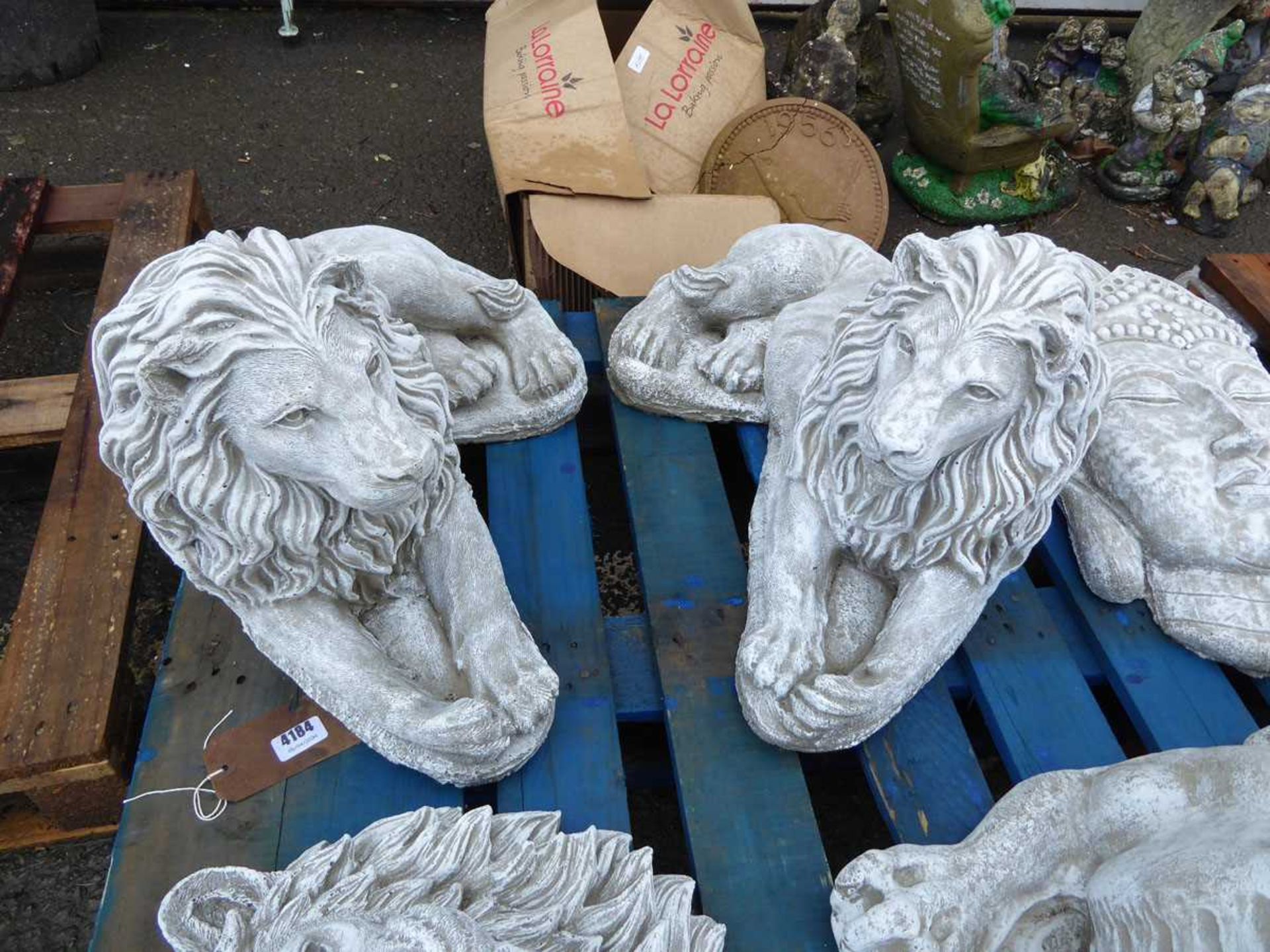 2 reclining concrete lions