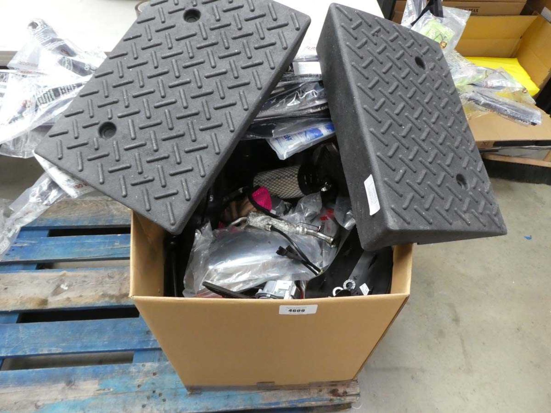 +VAT Large box containing car spare parts including radiator, wing mirrors, engine cooler, brake - Bild 3 aus 3