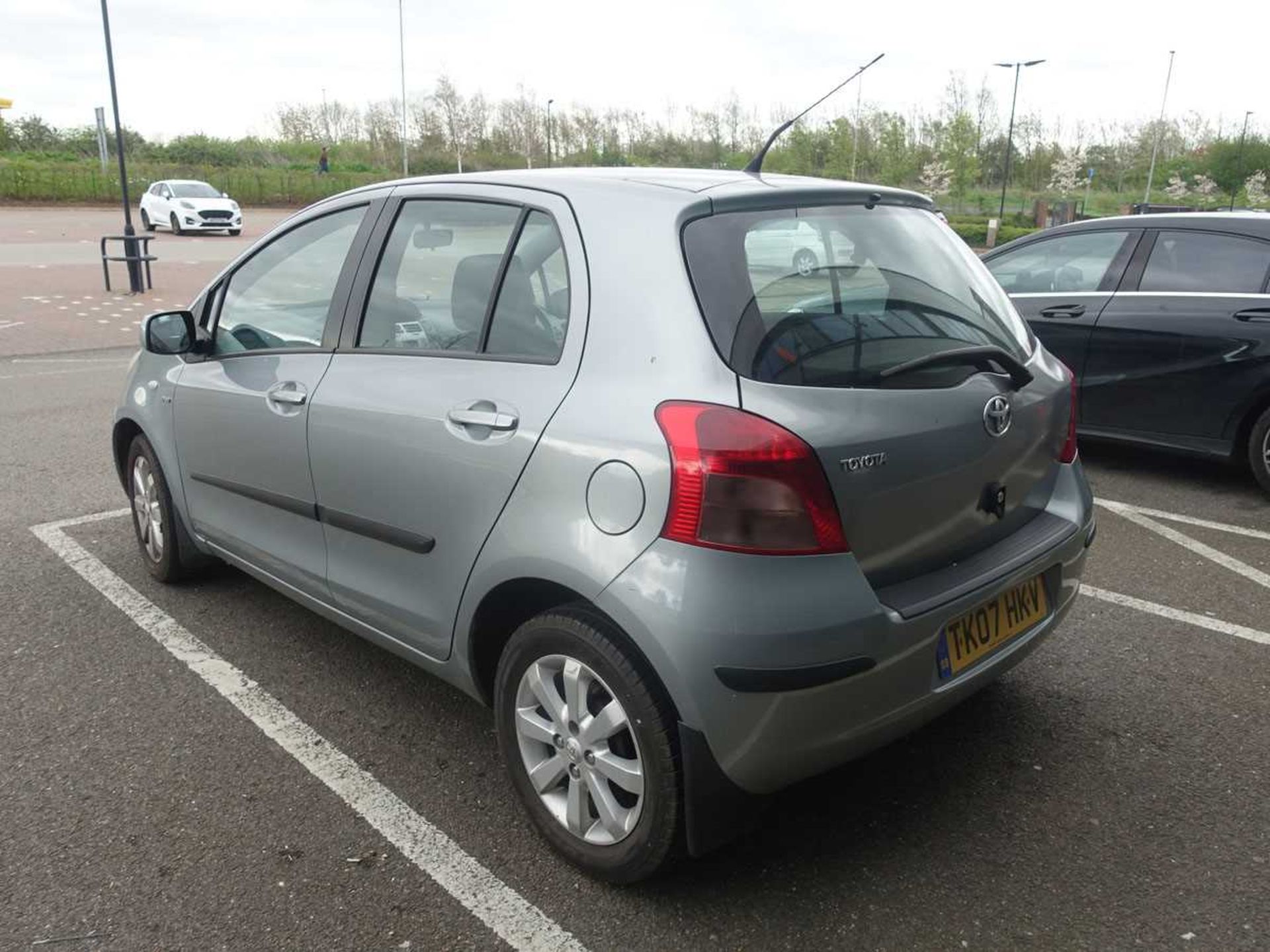 (TK07 HKV) Toyota Yaris Zinc D-4D 5-door hatchback in silver, 1364cc petrol, 5-speed manual, first - Bild 9 aus 10