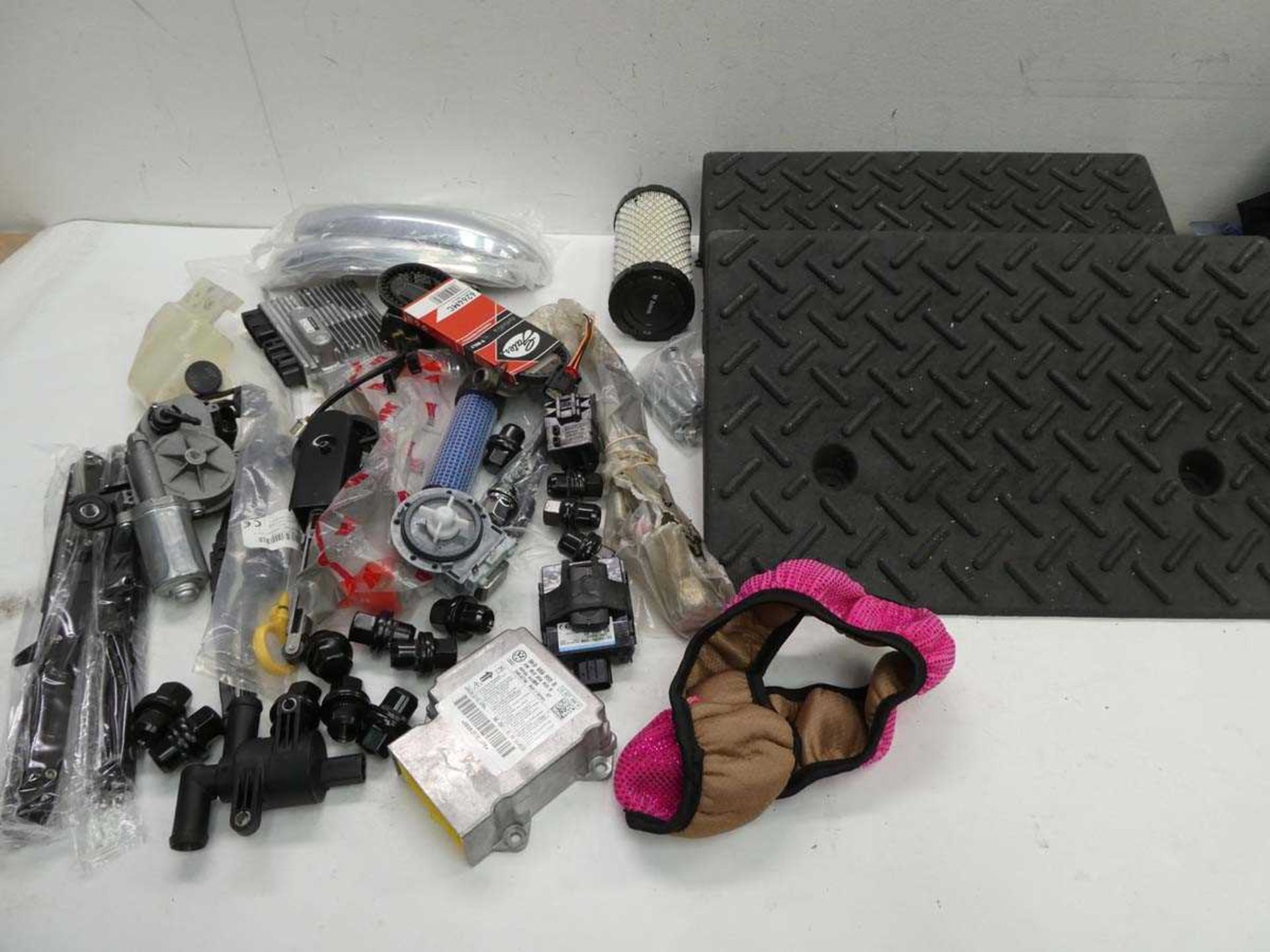 +VAT Large box containing car spare parts including radiator, wing mirrors, engine cooler, brake - Bild 2 aus 3