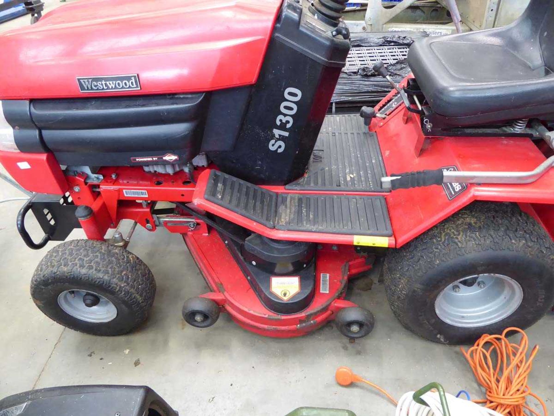 Westwood S1300 ride on mower with grass collector - Image 3 of 4