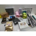 +VAT Mixed bag including wallpaper, pictures, baubles, table lamps, packaging envelopes, beer mats