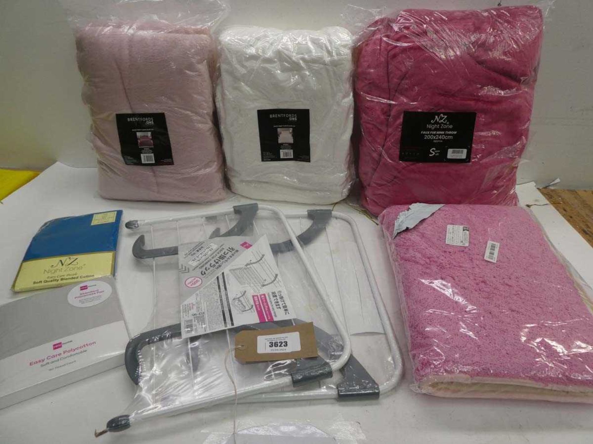 +VAT 2 double duvet sets, throw, bath mat, pillowcases and 2 radiator airers