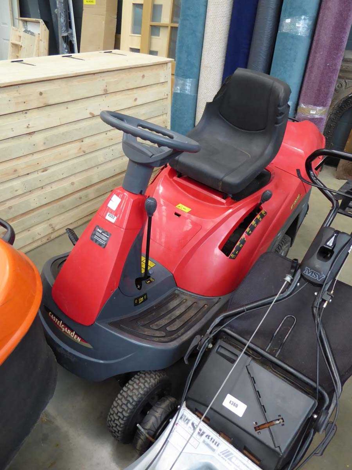 Castle Garden XF130 HD ride on mower with grass box - Image 2 of 3