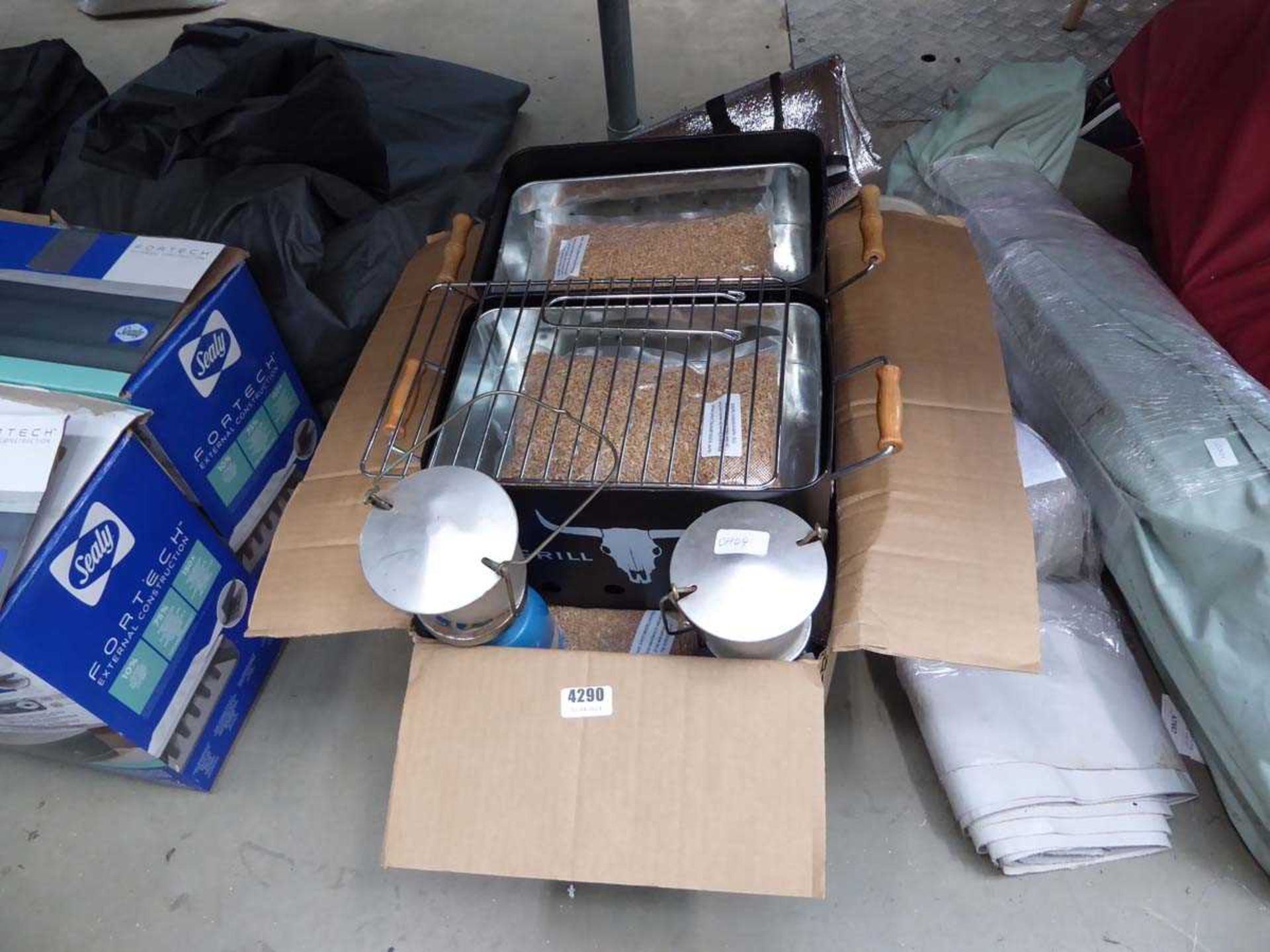2 smoking grills and oakwood shavings, with 2 lamps