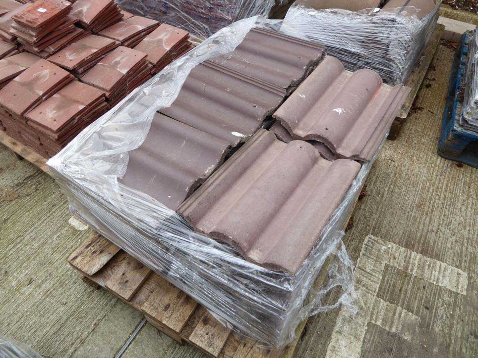 6 x pallets of roof tiles and ridge tiles - Image 3 of 7