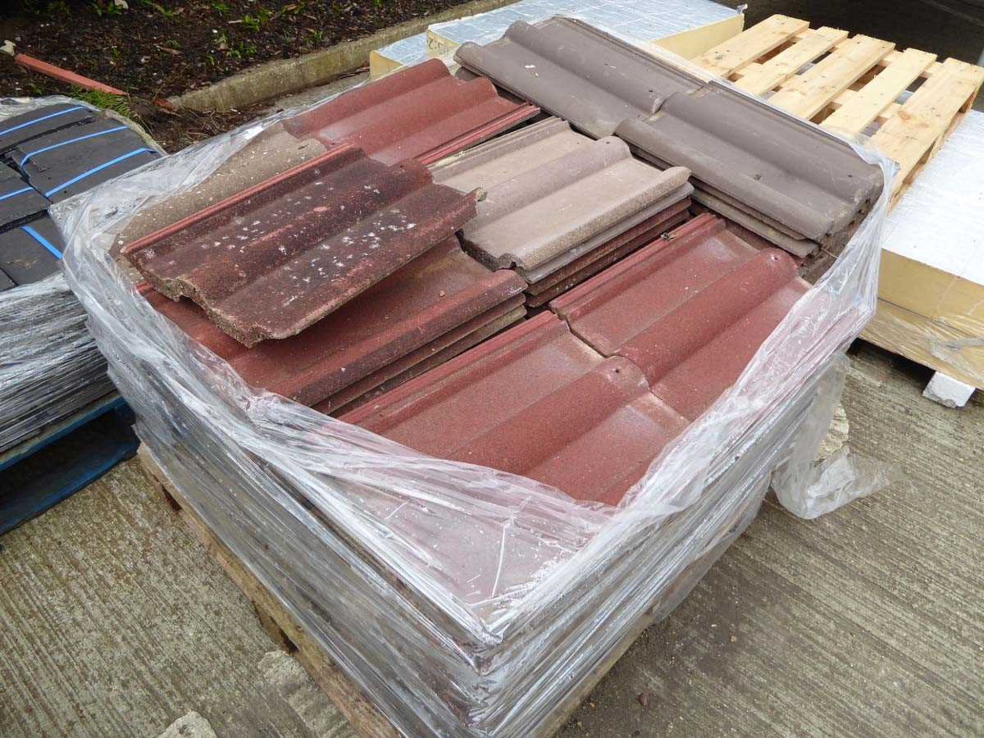 6 x pallets of roof tiles and ridge tiles - Image 6 of 7