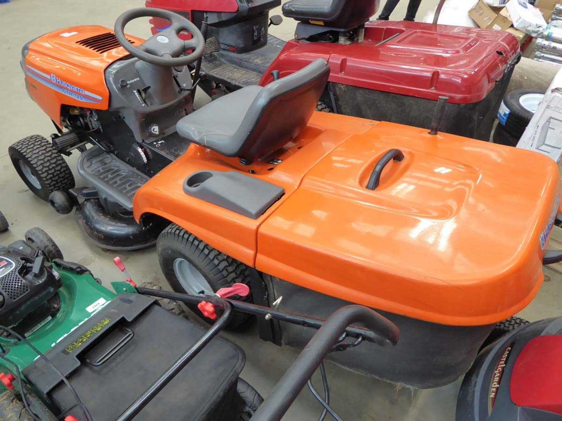 +VAT Husqvarna CTH135 petrol powered ride on mower with grass box - Image 4 of 5