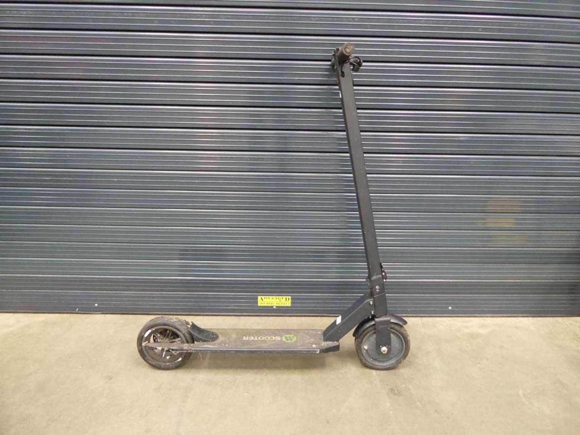 Black E-scooter (broken mudguard, no charger)