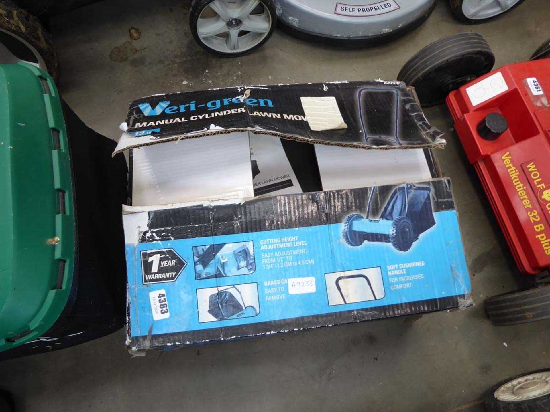 Boxed manual cylinder mower