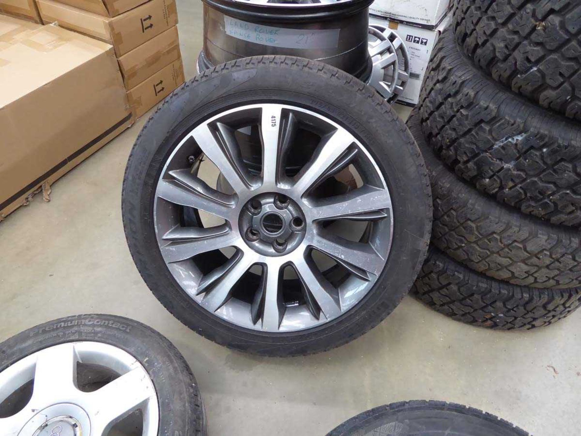 4 21" Land Rover alloy wheels and 1 tyre