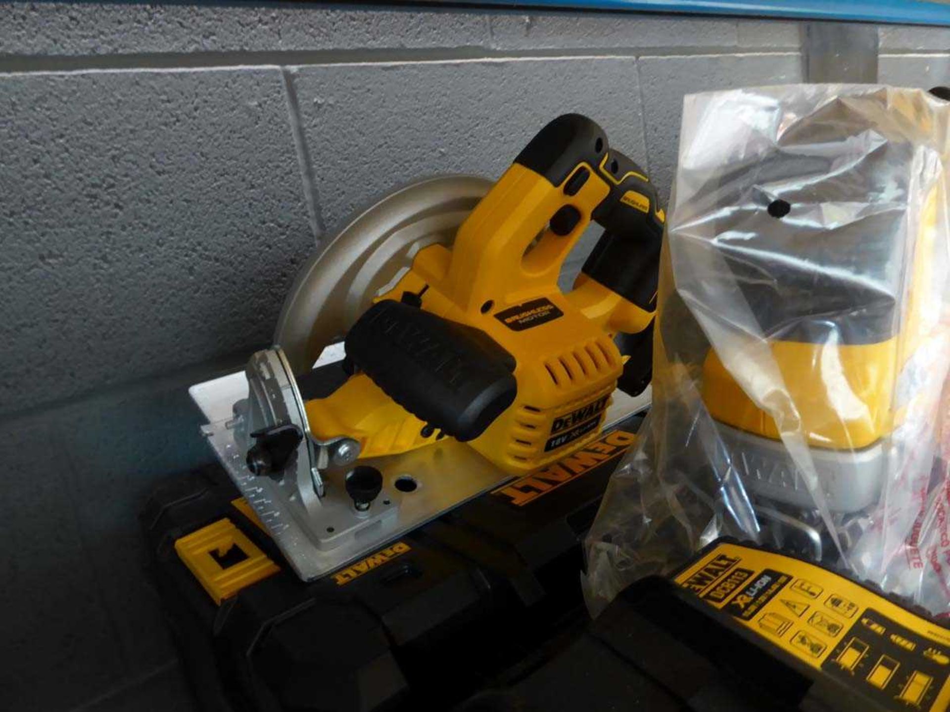 +VAT Dewalt toolkit comprising circular saw, jigsaw, drill, torch, 1 battery and charger - Image 3 of 3