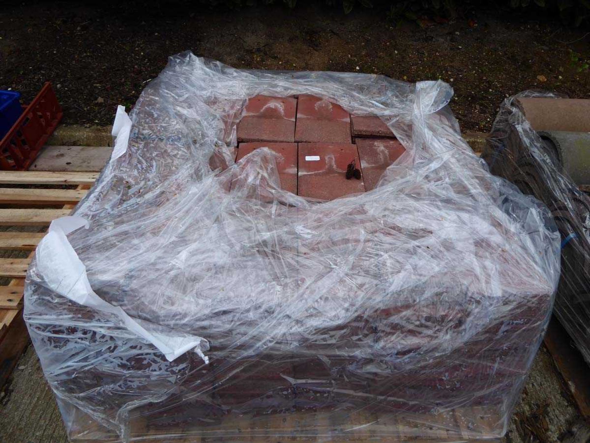 2 pallets of terracotta roofing tiles - Image 3 of 3