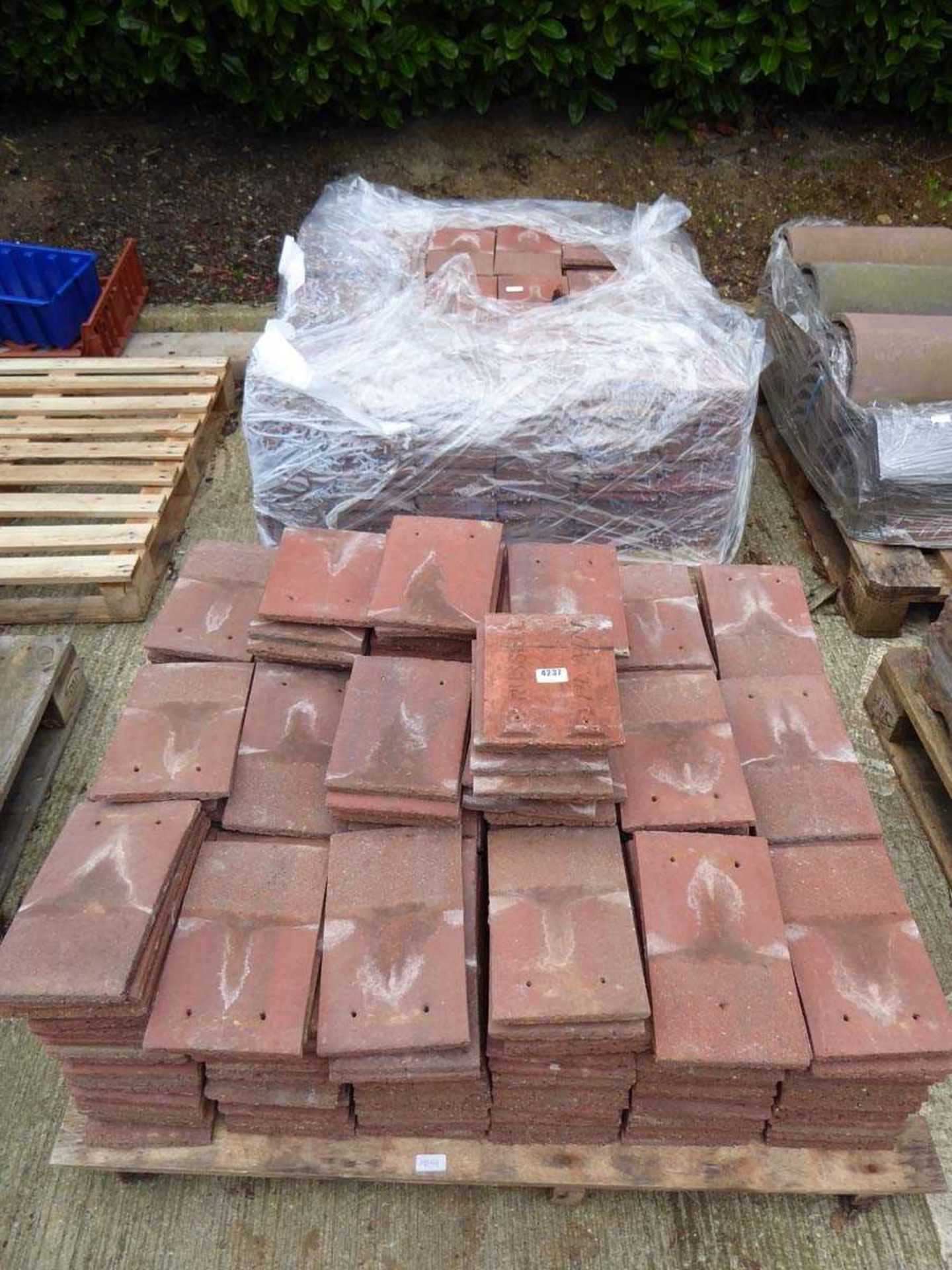 2 pallets of terracotta roofing tiles - Image 2 of 3