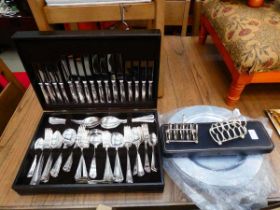 Oak cutlery canteen plus a pair of toast racks, silver plate and a carving set