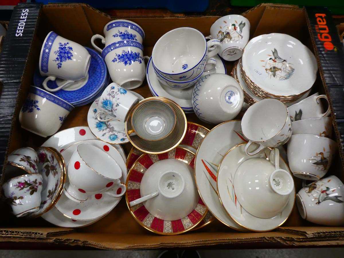 4 boxes containing butterfly and floral patterned crockery - Image 2 of 4